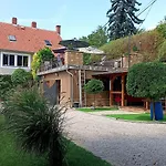 T.h.ny Village Penzion 3*