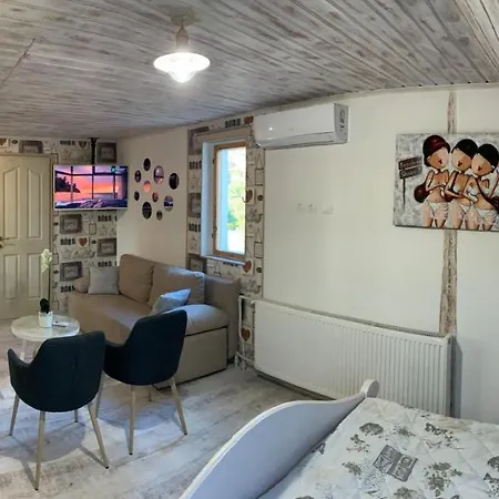 T.h.ny Village 3*